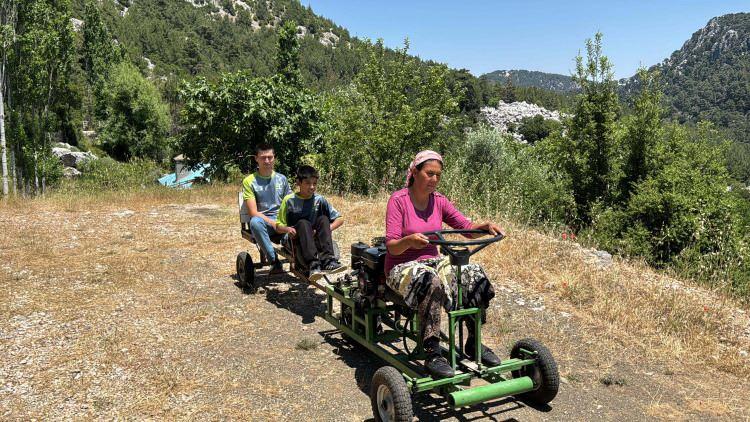 <p>Muğa'nın Köyceğiz ilçesinde elektriği olmayan evde yaşayan <strong>Ramazan (23) ve İsa (12) Kargılı kardeşler, </strong>anneleri Firdevs Kargılı'nın (42) 2 kilometre uzaklıktaki tarlaya kolay ulaşabilmesi için römorklu mini traktör yaptı.</p>