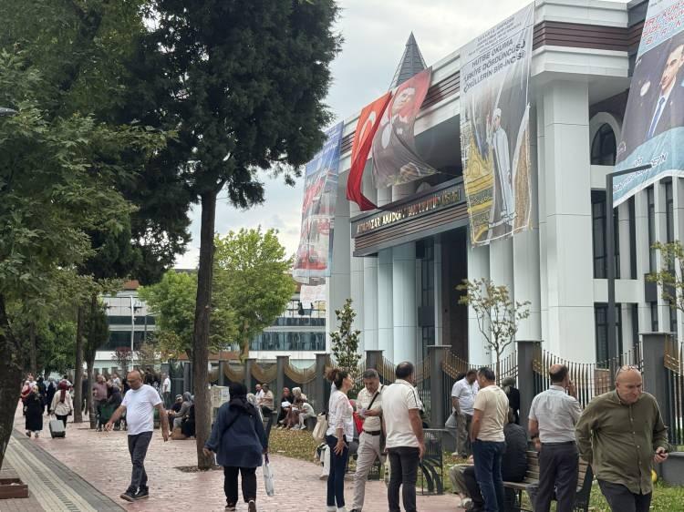 <p>TYT oturumuna girecek çocuklarını yalnız bırakmak istemeyen bazı veliler de sabah saatlerinde Ankara Hacı Bayram Veli Üniversitesi Hukuk Fakültesi önüne geldi.</p>