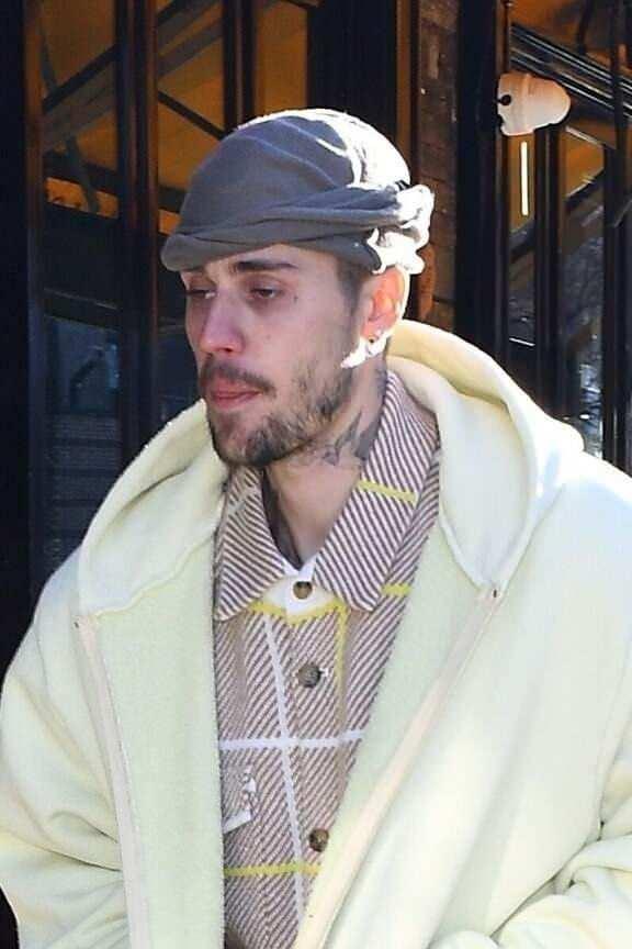 <p><span style="color:#000000"><strong>Son yıllarda zor zamanlar geçiren ve mental olarak çöktüğü iddia edilen dünyaca ünlü yıldız Justin Bieber, aile kriziyle gündemde. Çocukluk yıllarında çok büyük bir şöhrete ve servete sahip olan Bieber'ın psikolojik açıdan durumunun sanıldığından daha kötü olduğu iddia edilirken 'vasilik' ihtimali söylentileri dünya basınında geniş yankı uyandırmıştı.</strong></span></p>
