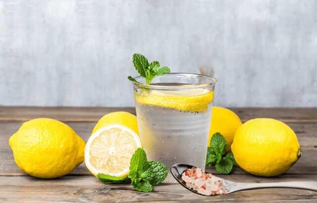 <p><span style="color:#B22222"><strong>1. Deniz Tuzu ve Limon Suyu</strong></span></p>