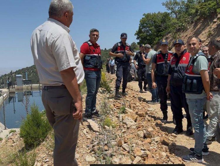 <p>Ekipler, olay yerinde ceset ve delillerin toparlanmasını için çalışmasını sürdürüyor. </p>
