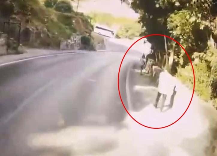 <p>İşe gitmek üzere yola çıkan D.K. (25) otobüsten inip yürürken, kendisini takip eden Onur Ö. (28) tarafından itilip, yol kenarındaki otluk alana düşürüldü. </p>