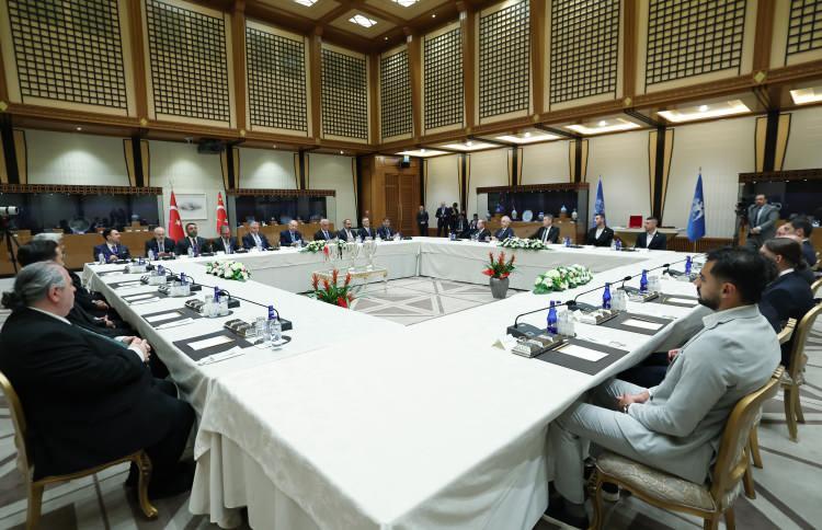 <p>Türkiye'nin etrafının adeta yangın yerine döndüğüne dikkati çeken Erdoğan, "Etrafı adeta yangın yerine dönmüş ülkemiz, tüm bölgesinin istikrar ve huzur adası olarak elhamdülillah göz dolduruyor. Bu vasfımıza birilerinin gölge düşürmesine hiçbirimiz izin veremeyiz." diye konuştu.</p>