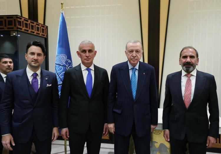 <p>Tribünlerin kardeşlik iklimiyle dolmasının, sahada ter döken oyuncuların sadece yetenekleriyle değil, duruşlarıyla da örnek olması şartına bağlı olduğuna işaret eden Erdoğan, "Biz, gerilimden değil, centilmenlikten beslenen bir futbol kültürü istiyoruz. Bu konuda hangi ligde olursa olsun tüm kulüplerimizin gereken hassasiyeti göstereceğine inanıyorum." dedi.</p>