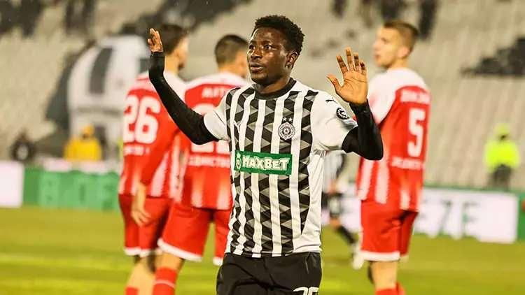 <p>Beşiktaş transfer listesine yeni bir genç oyuncuyu ekledi. Partizan'ın 21 yaşındaki kanat oyuncusu İbrahim Zubairu için siyah-beyazlılar harekete geçti.<br />
<br />
(HÜRRİYET)</p>
