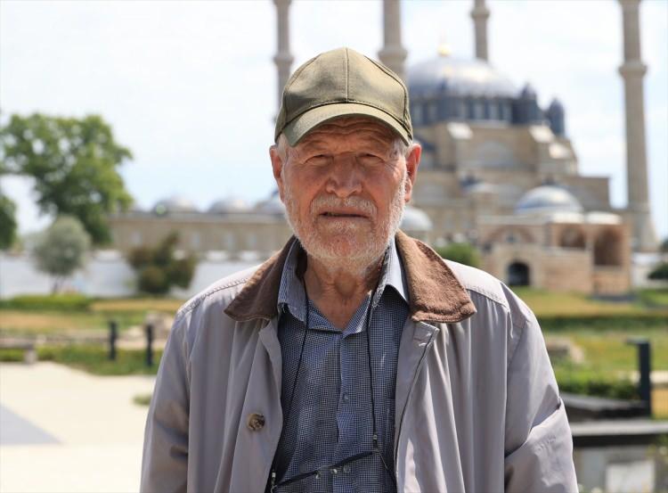 <p>Edirne’de yaşayan 2 üniversite mezunu ve 81 yaşındaki “filozof hurdacısı” Şeyki Kılıç, bu yıl YKS’ye girecek en yaşlı aday. Her yaşta eğitimin mümkün olduğunu söyleyen Kılıç, 8. kez sınava girecek.</p>
<p> </p>