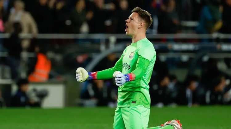<p>Fernando Muslera'nın yerine geçecek isim için listesindeki kalecileri değerlendiren Galatasaray bu hafta transferi bitirme aşamasına getirmek istiyor.<br />
<br />
Sarı-kırmızılıların listesinde Marc-Andre Ter Stegen, Emiliano Martinez ve Djordje Petrovic yer alıyor.<br />
<br />
(FANATİK)</p>
