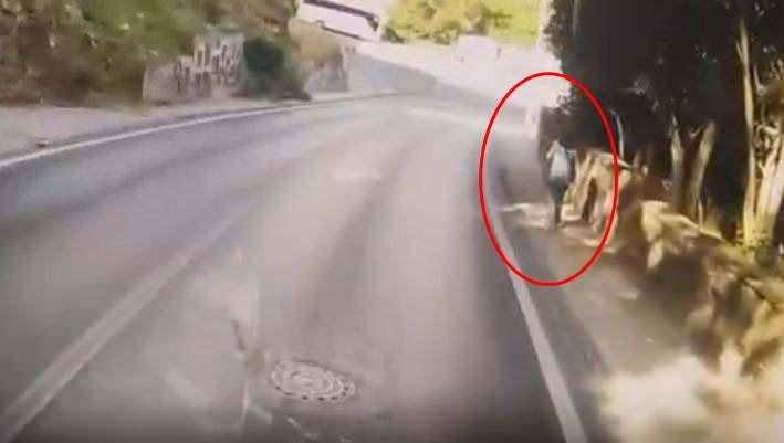 <p>D.K.'yi takip ettiği anlar otobüsün araç kamerasına yansıyan şüpheli, elindeki bıçağı boğazına dayadığı kadından para istedi. </p>