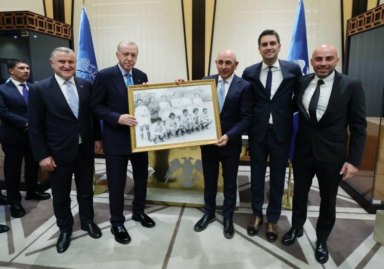 <p>Hurma, 22 Şubat 1977'de Cumhurbaşkanı Erdoğan'ın da forma giydiği İETT-Sultantepe maçında çekilen fotoğrafı yanlarında getirdiklerini belirterek, "Sporcu bir Cumhurbaşkanı'mız olduğu için çok mutluyuz. Sizlerin spora verdiği destekle biz de ülkemiz sporuna daha büyük hizmetler ederiz." dedi. Gençlerbirliği Spor Kulübü Başkanı Osman Sungur da takımının Süper Lig'de en çok kalan takımlardan biri olduğunu söyledi. Bazı talihsizliklerden dolayı bir süredir takımın sıkıntı çektiğini dile getiren Sungur, "Bu sıkıntılarımızı aşıyoruz. Güzel bir stat yaptırıyorsunuz, sizin emirlerinizle. Bu da bittiği zaman dünyadaki örnek statlardan biri ortaya çıkıyor." ifadesini kullandı.</p>