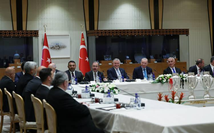 <p>Kabulde konuşan Erdoğan, Süper Lig'e yükselen takımların temsilcilerini 2024-2025 sezonunda elde ettikleri başarıdan dolayı tebrik etti.</p>