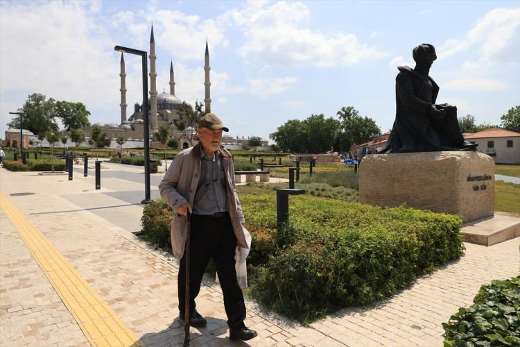 <p><strong><span style="color:rgb(178, 34, 34)">BU YIL SINAVA GİRECEK EN YAŞLI ADAY</span></strong></p>
<p>Kılıç, AA muhabirine, eğitimin kendisi için bir tutku olduğunu söyledi.</p>
<p>Okumanın yaşının olmadığını belirten Kılıç, asıl gayesinin "tavşan atlet" olarak öğrencilere örnek olmak olduğunu ifade etti.</p>
<p>Kılıç, bu yıl sınava girecek en yaşlı aday olduğunu öğrendiğini belirtti.</p>
<p>Sınava gireceği için heyecanlı olduğunu dile getiren Kılıç, "ÖSYM Başkanının söylediği gibi sınava 81 yaşında girecek öğrenci benim. Öğrendiğim kadarıyla 15 yaşında liseyi bitirip sınava girecek bir genç varmış onu da tebrik ediyorum." dedi.</p>