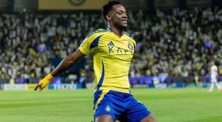 <p>Fenerbahçe, Al-Nassr forması giyen John Duran için kulübün kapısını çaldı.<br />
<br />
Sarı-lacivertli ekip, 21 yaşındaki santrfor için kiralama bedeli ve yıllık ücretini kapsayan 16 milyon Euro önerdi.<br />
<br />
(FOTOMAÇ)</p>