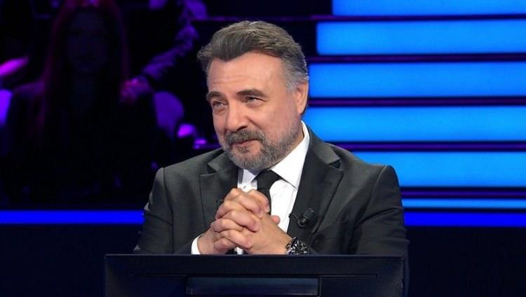 <p><span style="color:#000000"><strong>Sanattan spora, tarihten matematiğe kadar çok sayıda alanda soruların yer aldığı yarışmanın son bölümünde yaşananlar ise sosyal medyaya damga vurdu.</strong></span></p>