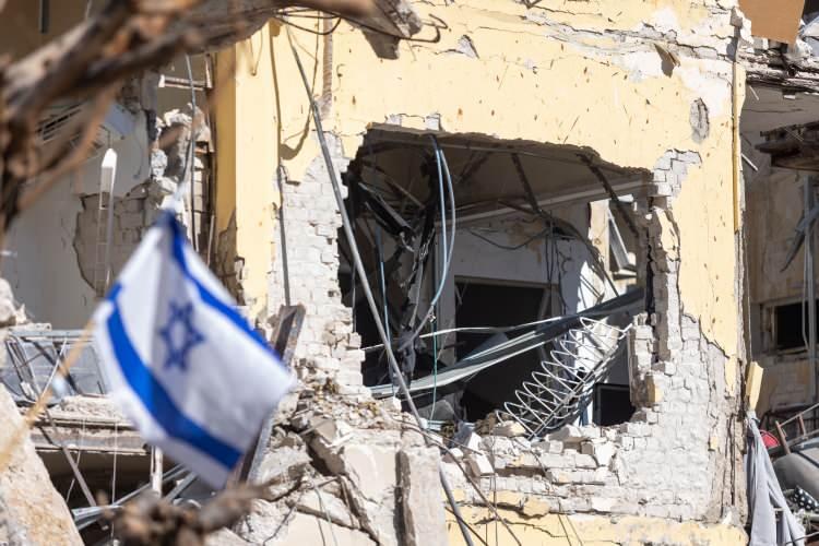 <p>İran ise insansız hava araçlarının (İHA) yanı sıra yüzlerce balistik ve hipersonik füze fırlattığı misillemesinde ise Tel Aviv, Kudüs ve Hayfa'yı hedef aldı.</p>
<p> </p>
<p> </p>
<p> </p>
<p>İsrail'in hava savunma sistemi "Demir Kubbe"yi aşan füzeler nedeniyle İsrail'de en az 24 kişi hayatını kaybetti.</p>
<p> </p>