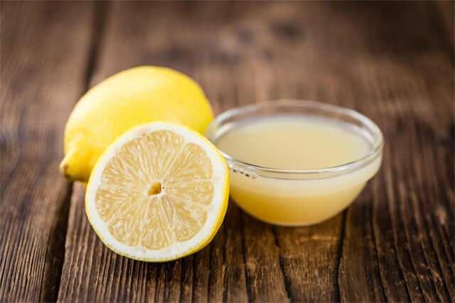<p>Bunun için 1 litre suya bir yemek kaşığı <strong>deniz tuzu</strong> ve yarım <strong>limon suyu</strong> ekleyip marullarınızı bu su içerisinde yaklaşık 10 dakika bekletin. Ardından bol su ile durulayarak güvenle tüketin.</p>