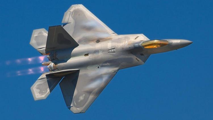<p><span style="color:#B22222"><strong>GENEL BİLGİLER</strong></span></p>
<p> </p>
<p><span style="color:#B22222"><strong>Üretici: </strong></span>Lockheed Martin</p>
<p> </p>
<p><span style="color:#B22222"><strong>Görev:</strong> </span>5. nesil hava üstünlük uçağı</p>
<p> </p>
<p><span style="color:#B22222"><strong>İlk Uçuş: </strong></span>1997</p>
<p> </p>
<p><span style="color:#B22222"><strong>Hizmete Giriş: </strong></span>2005</p>
<p> </p>
<p><span style="color:#B22222"><strong>Kullanıcı: </strong></span>Yalnızca ABD (ihracatı yasak)</p>