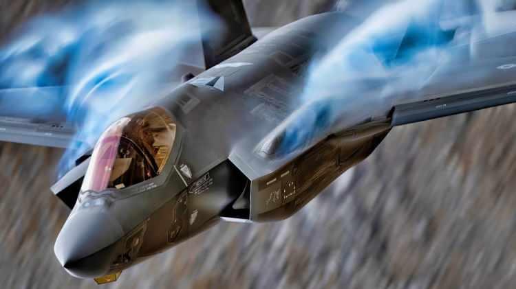 <p><span style="color:#B22222"><strong>4) F-35A LIGHTHNING SAVAŞ UÇAĞI</strong></span></p>
<p> </p>
<p>Bugün F-22 Raptor'lara F-35A Lightning savaş uçakları katıldı. </p>