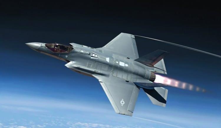 <p>F-35A Lightning II'lerin kanat açıklığı 35 fit, uzunluğu 51 fittir ve 8.000 kg'ın üzerinde yük taşıyabilir.</p>