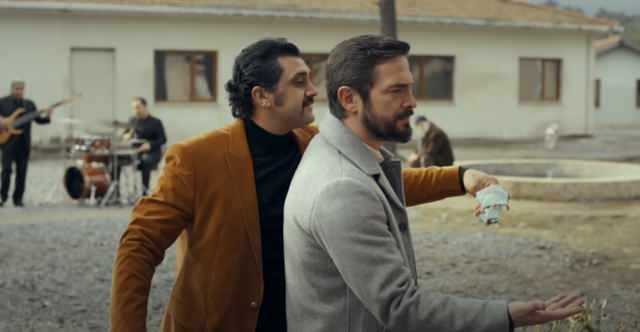 <p><span style="color:#FF0000"><strong>GASSAL'IN İKİNCİ SEZONUNA DAMGA VURDU</strong></span></p>

<p><span style="color:#000000"><strong>"Aslında ben yokum. Ben sadece Baki'nin iç sesiyim. Baki'nin hayal ürünüyüm" diyen Bayhan, dizi boyunca Baki'nin karşısındakine söyleyemediklerine tercüman oldu. "Efendim İşitmedim", "Vay Delikanlı Gönlüm", "Gülpembe", "Salını Salını", "Mesele", "Olmaz Olsun", "Müjgan", "Seni Anan Benim İçin Doğurmuş", "Yol Arkadaşım", "Rüzgar" gibi parçaları sezon boyunca seslendiren ünlü şarkıcı, izleyenlerden tam not aldı.</strong></span></p>
