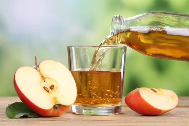 <p><strong>Himalaya tuzu</strong> marulun yüzeyindeki kimyasal kalıntıları çözerken, <strong>elma suyu</strong> da asidik yapısıyla bu maddeleri parçalar.</p>