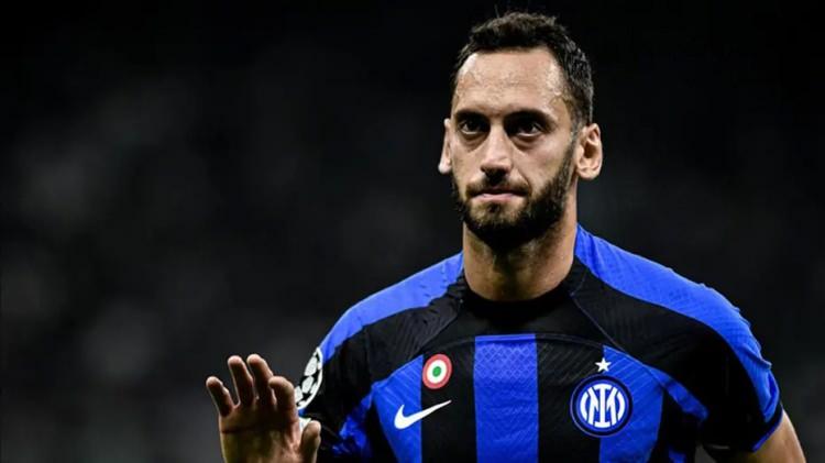 <p>Hakan Çalhanoğlu, Galatasaray'a transfer olmak için Okan Buruk'a kontrat şartlarında her türlü fedakarlığı yapacağını iletti.<br />
<br />
Sarı kırmızılı yönetim, Inter'le bonservis görüşmelerini sürdürüyor, iş imzaya doğru gidiyor.<br />
<br />
(FANATİK)</p>