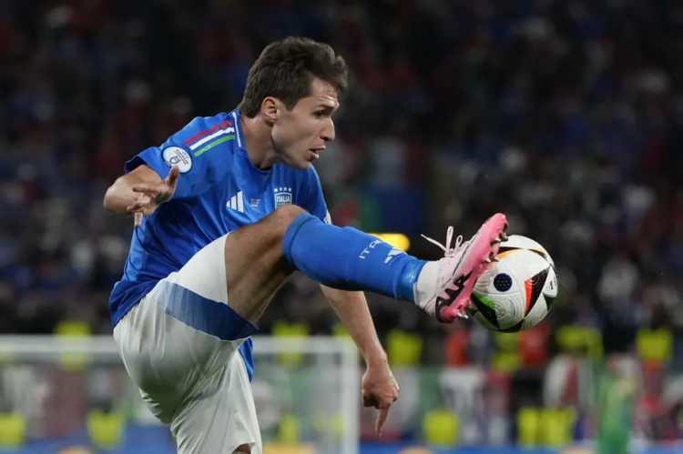 <p>Beşiktaş, Federico Chiesa transferinde adımlarını sıklaştırdı. Liverpool'un elden çıkarmaya sıcak baktığı İtalyan yıldız konusunda siyah beyazlılar detaylı bir plan hazırladı, temaslara başladı.<br />
<br />
(FOTOMAÇ)</p>