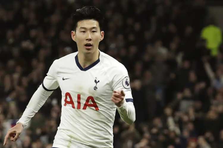 <p>Fenerbahçe, Jose Mourinho'nun telefonla görüşerek ikna etmeye çalıştığı Heung-min Son için ilk teklifini iletti.<br />
<br />
32 yaşındaki yıldıza 2+1 yıllık kontrat karşılığında senelik 12 milyon Euro önerildi.<br />
<br />
(FANATİK)</p>