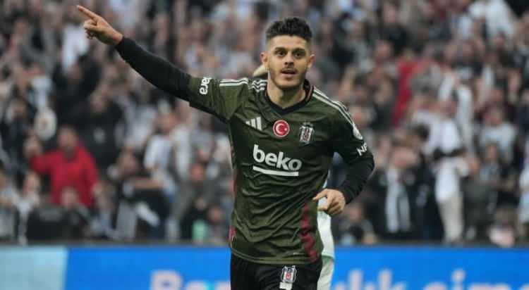 <p>Beşiktaş'ın Kosovalı futbolcusu Milot Rashica'ya Serie A ekiplerinden Genoa talip oldu.<br />
<br />
Beşiktaş yönetimi, 8 milyon Euro dolayında bir teklifi kabul edecek.<br />
<br />
(KARAR)</p>