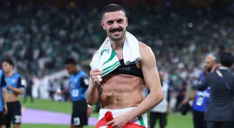 <p>Fenerbahçe, altyapısından yetişen Merih Demiral'ı geri döndürmeye çalışıyor.<br />
<br />
Tecrübeli savunmacı yeşil ışık yakarken transferin önündeki tek engel 10 milyon Euro'luk maaşı.<br />
<br />
(SÖZCÜ)</p>
