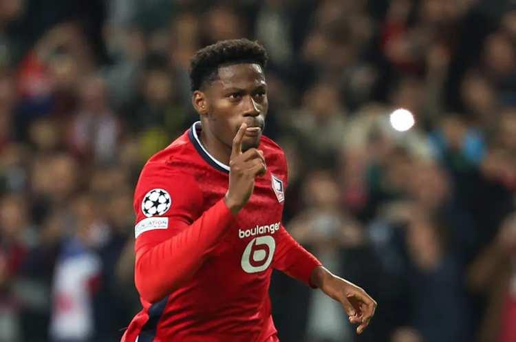 <p><strong>FENERBAHÇE JONATHAN DAVİD'E 3 YIL İÇİN 45 MİLYON EURO TEKLİF ETTİ</strong><br />
<br />
Kadrosuna kaliteli bir santrfor transferi yapmak isteyen Fenerbahçe, Lille'in 25 yaşındaki yıldız golcüsü Jonathan David'i gözüne kestirdi.<br />
<br />
Kanarya, Jonathan David'e 10 milyon eurodan 3 yıllık sözleşme teklif etti, 15 milyon euro da imza parası verdi.<br />
</p>