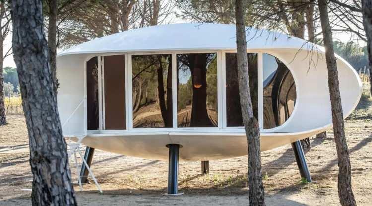 <p>Sadece 45 metrekare bir alana sahip olan yapı, fiberglas gövdeye ve ahşap zemine sahip.</p>