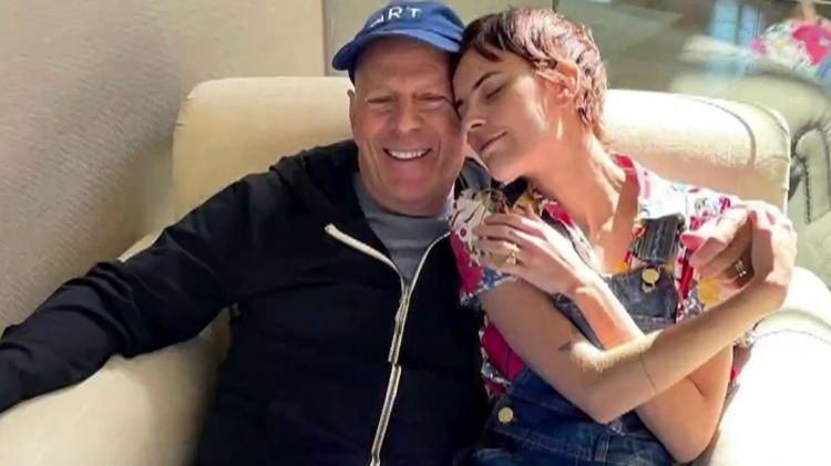 <p>Tallulah Willis, <strong>“Babam, bildiğiniz Bruce değil. Okuyamıyor ve konuşamıyor. Son evrede olduğunu kabullendik. Her an bitkisel hayata girebilir” </strong>dedi.</p>
<p> </p>