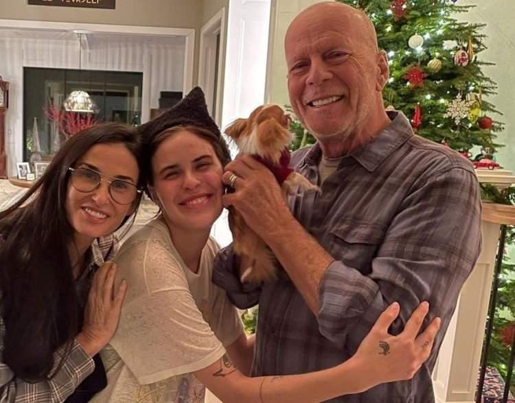 <p>Bruce Willis'in eşi Emma Heming ise sosyal medyada yaptığı paylaşımda,<strong> "17 yılımız… Yıl dönümleri eskiden heyecan verirdi ama şimdi içimde karmaşık duygular bırakıyor. Kalbimde bir burukluk, karnımda bir boşluk hissediyorum. Kendime ‘Neden o? Neden biz?’ diye sormak ve öfke ile kederi hissetmek için 30 dakika ayırıyorum" </strong>ifadelerini kullandı.</p>