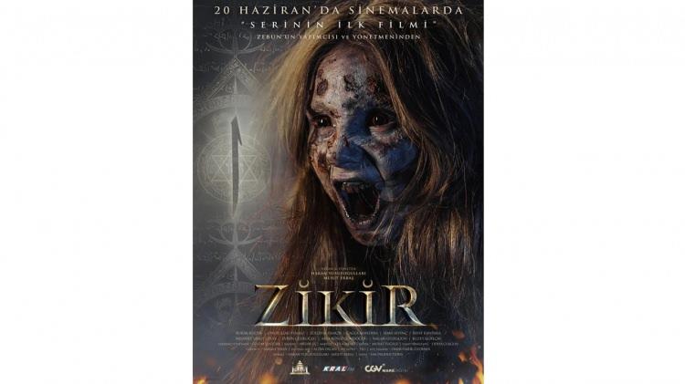 <p><strong>ZİKİR</strong></p>
<p>Gerilim ve korku türünde yerli bir yapım olan “Zikir”, gizemli bir konakta yıllardır süren karanlık sırların ve tekinsiz varlıkların etkisi altında kalan bir ailenin başından geçenleri ekrana taşıyor. Konağa çekilen ailenin yaşadığı ürkütücü olaylar, izleyiciyi tüyler ürpertici bir atmosferin içine çekiyor</p>