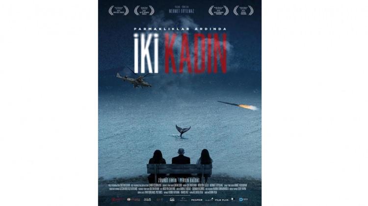 <p><strong>PARMAKLIKLAR ARDINDA İKİ KADIN</strong></p>
<p>Zümrüt Erkin ve Pervin Bağdat’ın başrollerini paylaştığı film, Esra ile Zerda’nın yaşadığı zorlu hayat mücadelelerini ve güçlü dostluk bağlarını gözler önüne seriyor. Drama ağırlıklı yapım, etkileyici oyunculuklarıyla öne çıkıyor.</p>