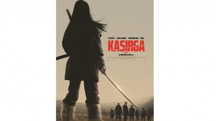 <p><strong>KASIRGA</strong></p>
<p>John Maclean’in yönetmenliğini üstlendiği “Kasırga”, genç bir kadının intikam yolculuğunu anlatan sürükleyici bir drama. Güçlü hikayesi ve etkileyici anlatımıyla izleyiciyi derin bir yolculuğa çıkarıyor.</p>
<p> </p>