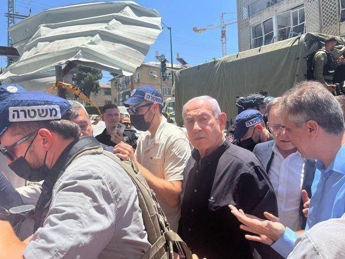 <p><strong>NETANYAHU ŞOKTA!</strong><span style="color:#B22222"><strong> İSRAİL'İ EN ÇOK ZORLAYAN FÜZELERDEN OLDU!</strong></span></p>
<p> </p>
<p>İran'ın hipersonik füze saldırıları, İsrail'in savunma kapasitesini ciddi şekilde zorladı.</p>
<p> </p>
<p>İsrail'in Demir Kubbe sistemi, geleneksel füze saldırılarına karşı oldukça etkili olmasına rağmen, <strong>hipersonik füzelerin yüksek hız ve manevra kabiliyeti karşısında yetersiz kaldı. </strong></p>