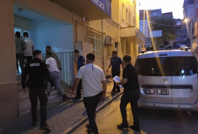 <p>Koltukların arasında sıkışıp havasızlık ve sıcaktan bunalan ineğe ise bir leğende su verildi. Şüpheliler Yalova polisine, çalınan inek de sahibine teslim edildi. </p>