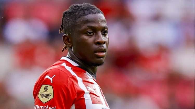 <p>Fenerbahçe, kanat transferinde PSV'den Johan Bakayoko'ya yöneldi.<br />
<br />
Belçikalı oyuncu için menajerler aracılığıyla girişimler başladı. PSV, 22 yaşındaki futbolcu için 25 milyon Euro talep ediyor.<br />
<br />
(FANATİK)</p>