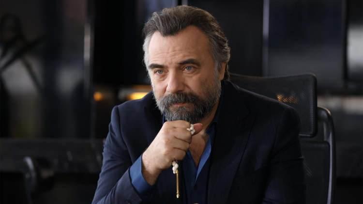 <p><span style="color:rgb(0, 0, 0)">Kariyeri boyunca yer aldığı birçok yapımda "Baba" rolleri ile izleyici karşısına çıkan ünlü oyuncu, seneler geçmesine rağmen izleyiciler tarafından "Çakır" karakteri ile anılmaya devam etmişti.</span></p>