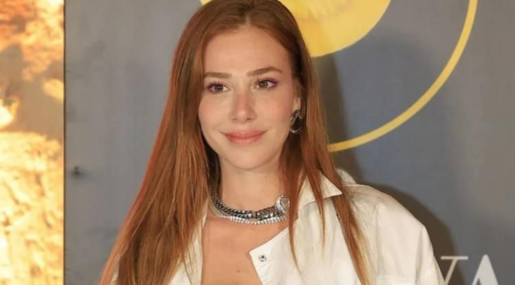 <p><em><strong>"El&ccedil;in Hanım'la villasının tadilatını yapmak i&ccedil;in 2022 yılında anlaştık. Tadilat 400 bin TL tuttu. İş yaptığım s&uuml;re i&ccedil;inde 228 bin TL &ouml;deme yaptılar." Geriye kalan para i&ccedil;in de indirime giderek 135 bin TL para istedim. El&ccedil;in Hanım avukatı aracılığıyla bu para i&ccedil;in ibraname hazırlattı, ben de imzaladım. &Ouml;demeyi de ertesi g&uuml;n yapacağını s&ouml;yledi. Ancak &ouml;deme yapılmadı. Sonraki g&uuml;n El&ccedil;in Hanım'ın asistanı beni aradı ve &ouml;deme yapmayacaklarını s&ouml;yledi. Ben de El&ccedil;in Hanım'a WhatsApp aracılığıyla 'Neden &ouml;deme yapmadınız?' diye mesaj attım. Herhangi bir cevap vermeden hemen beni engelledi. Daha sonra da avukatı bana mesaj atarak &ouml;deme yapmayacaklarını bildirdi. Ben de kendisine 'alacaklı' davası a&ccedil;acağımı s&ouml;yledim. Davayı a&ccedil;tıktan sonra El&ccedil;in Hanım ibranamedeki imzanın kendisine ait olmadığını s&ouml;yledi.</strong></em></p>
