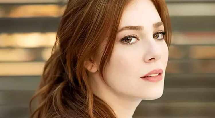 <p><em><strong>Ben de El&ccedil;in Hanım'a kendisinin imza atmasına rağmen inkar ettiği i&ccedil;in kendisine ayrıca 'dolandırıcılık' davası a&ccedil;tım. Kendisi bana hem s&ouml;zel hem de yazılı olarak &ouml;deme yapacağını bildirdiği halde yapmadı.</strong></em></p>
