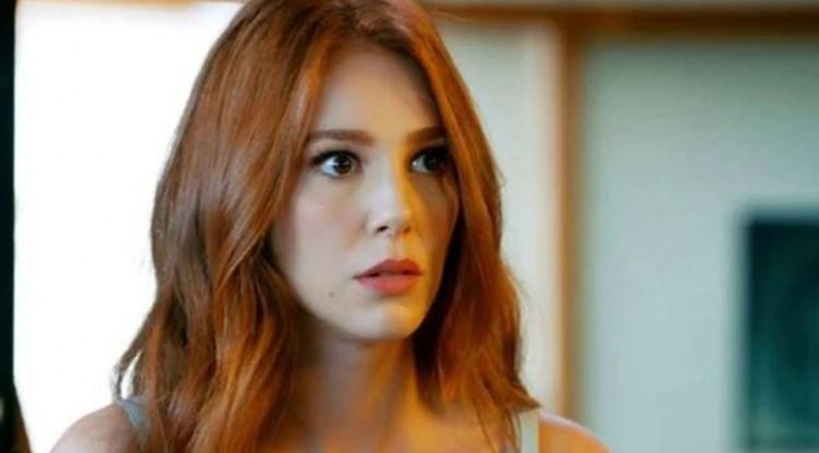 <p><em><strong>İbraname yapılmasını El&ccedil;in Hanım istedi. Ben de 'tamam' dedim. Kendisinin hazırlatıp imzaladığı sonra da yardımcısıyla bana getirip imzalattığı ibranameyi inkar ediyor. Benim imzam değil diyor. O zaman neden yardımcınla bana imzalamam i&ccedil;in g&ouml;nderdin? Hakkım olanı almak i&ccedil;in 2022'den beri m&uuml;cadele ediyorum. El&ccedil;in Hanım işimi eksik yaptığım iddiasıyla bana dava a&ccedil;tı. Benim işe başlamadan &ouml;nce kendi telefonumla &ccedil;ektiğim fotoğrafları tadilat esnasında oluşturduğumuz WhatsApp grubunda paylaşıyordum. Ama benim fotoğrafları sonradan, sanki benim eksik işlerimmiş gibi bilirkişilere sunmuşlar. O da ayrı bir dava konusu olacak."</strong></em></p>
