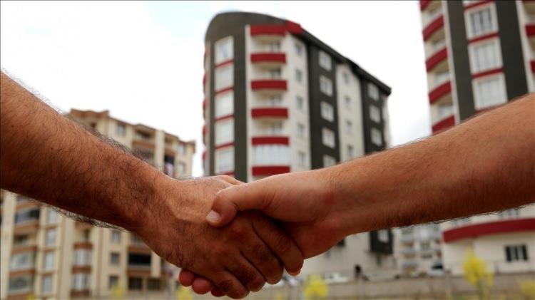 <p><strong>İlan ücretleri kira bedeline yansıyor</strong></p>
<p>Türkiye Gazetesi'nin haberine göre, emlak sitelerinde 2020 yılında yaklaşık 8 bin TL olan yıllık ilan paketi ücretlerinin bugün 200 bin TL’ye kadar yükseldiği bildiriliyor. Bireysel kullanıcılar için ise tek bir ilan 3 bin TL’ye kadar ulaşabiliyor. </p>