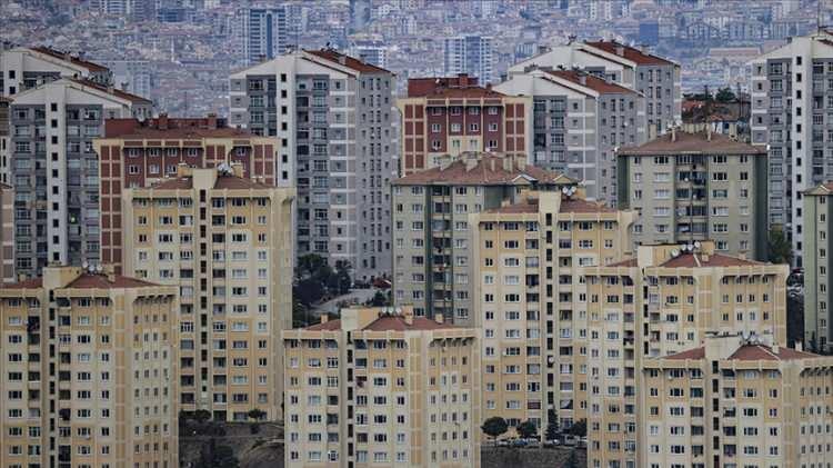 <p>Akçam, ilan platformlarının uyguladığı ücret politikalarının sektörü tekelleşmeye sürüklediğine dikkat çekerek, küçük ve orta ölçekli emlak ofislerinin giderek sistem dışına itildiğini vurguladı.</p>

<p> </p>

