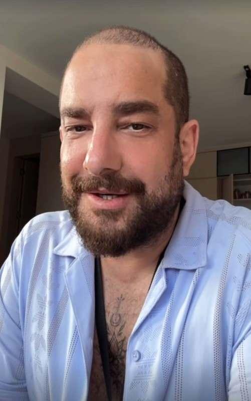 <p>Peruksuz halini paylaşarak uzun süre gündem olan ünlü oyuncu bu defa son paylaşımıyla gündem oldu. </p>
