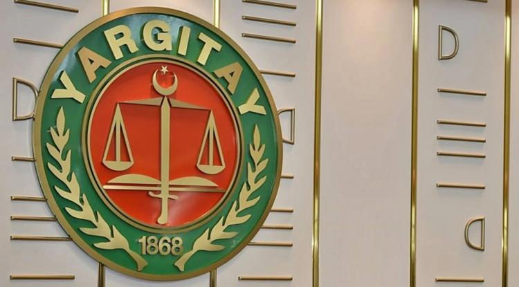 <p>Yargıtay 12. Ceza dairesi, casus yazılım aracılığıyla eşinin yazışmalarını ele geçiren eş hakkındaki beraat hükmünü bozdu ve sanığın <strong>"haberleşmenin gizliliğini ihlal" </strong>suçundan cezalandırılmasına hükmetti.</p>