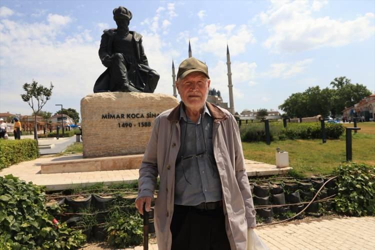 <p>Emekli olduktan sonra hurdacılık yaparak evini geçindiren Şevki Kılıç, Trakya ve Anadolu üniversitelerinin tarih bölümlerini tamamladı. Yıllar içerisinde 4 üniversitede kazandığı bölümlere ise çeşitli nedenlerle devam etmedi.</p>
<p>Kentte <strong>"filozof hurdacısı"</strong>,<strong> "bilge dede"</strong> olarak anılan ve 42 yılda 8. kez üniversite sınavlarına katılan Kılıç, 21 Haziran'da yapılacak Yükseköğretim Kurumları Sınavı'na (YKS) da girecek.</p>
<p>Kılıç, sağlığı izin verdiği sürece sınavlara girip gençlere eğitimin her yaşta mümkün olduğunu göstererek onları motive etmeyi amaçlıyor.</p>