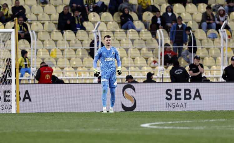 <p>Fenerbahçe'de mutsuz olan ve takımdan ayrılmak isteyen Livakovic'e iyi bir teklif gelmesi halinde yollar ayrılacak. Bu ayrılığın gerçekleşmesi durumunda sarı-lacivertli ekip, kaleci transferi yapacak.</p>