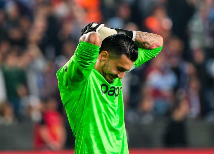 <p>Öte yandan Fenerbahçe'nin kaleci transferi için gündeminin ilk sırasında Trabzonspor'un milli kalecisi Uğurcan Çakır yer alıyor. Sarı-lacivertli ekip, Avrupa'dan da teklifler alan 29 yaşındaki file bekçisi için son bir teklif yapmayı planlıyor. Fenerbahçe'nin bu teklifi 15 milyon Euro civarında olacak ve bordo-mavili ekipten gelecek cevap beklenecek.</p>
